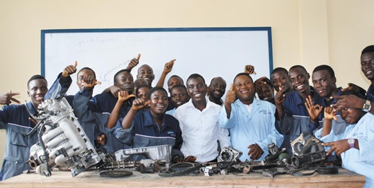 가나 코포리두아에 설립된‘드림센터’학생들이 자동차 엔진 교육을 받는 중 포즈를 취했다.