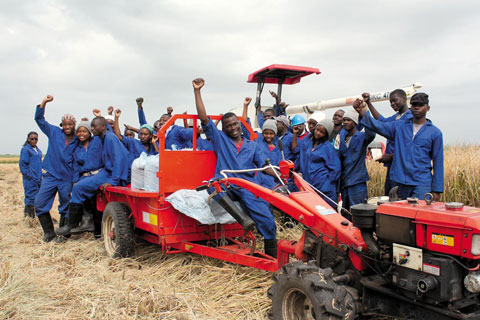 지난 2011년 아프리카 모잠비크에 설립된‘마니사 농업지도자훈련원’에서 농업기술을 배우고 있는 학생들의 모습.‘ 근면, 협동, 성실’등 의식 개선교육을 받으며 모잠비크 농업 지도자로 성장하고 있다.