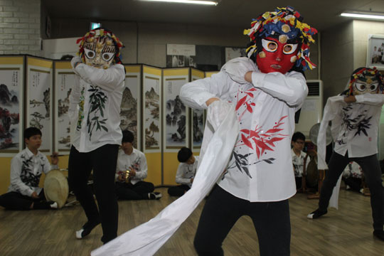 ⃝청소년 연합동아리‘타’의 봉산탈춤 연습 현장. 국악에 흥미를 가진 학생들이 자발적으로 모인 동아리‘타’ 학생들은 10년째 재능기부 공연을 이어가고 있다.
