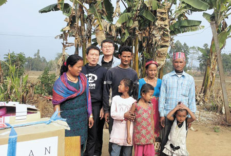 자신이 후원하는 아동을 만나기 위해 네팔 마콴투루 지역을 찾은 김석중씨. 그는 "앞으로 매년 정기적인 방문을 이어갈 것"이라고 했다.
