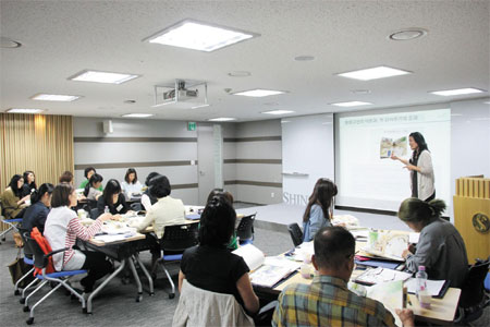 신한카드 아름인 북리더 1기 발대식에 참가한 고객 봉사자들이 독서 코칭 교육을 받고 있다.