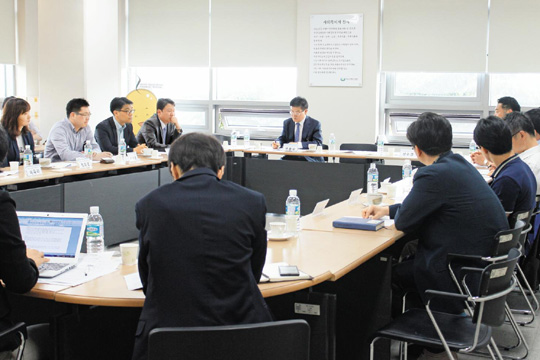 지난 15일, 한국사회복지사협회 사무실에서 ‘사회복지 직능단체 실무책임자 긴급 대책회의’에 참여한 사회복지단체 관계자들.