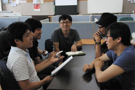 ㈔사회적기업지원네트워크 창업보육센터에서 활동 중인 창업팀 멤버들이 사업 아이템에 대해 이야기하고 있다.