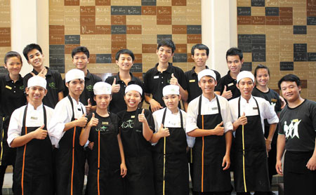 ‘코토(KOTO)’가 호찌민에 세운 ‘코토 레스토랑 2호점’에서 코토 학생들과 전문 요리사들이 포즈를 취했다.