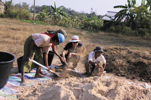 흙살림이 미얀마 흘레구 지역에서 현지 농민들에게 유기농업 기술을 가르쳐주고 있다.