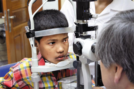 양쪽 눈에 백내장을 앓고 있는 열두 살 초이 쁘럭이 기창원 교수에게 검진을 받고 있다. 초이 쁘럭 은 시력을 회복해 다시 학교에 가고 싶다는 소망을 전했다.