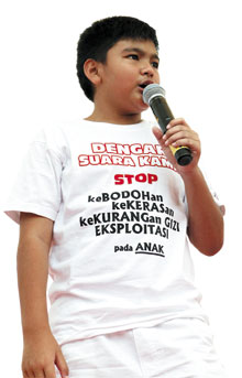 아동권리에 관한 연설중인 인도네시아 아동.