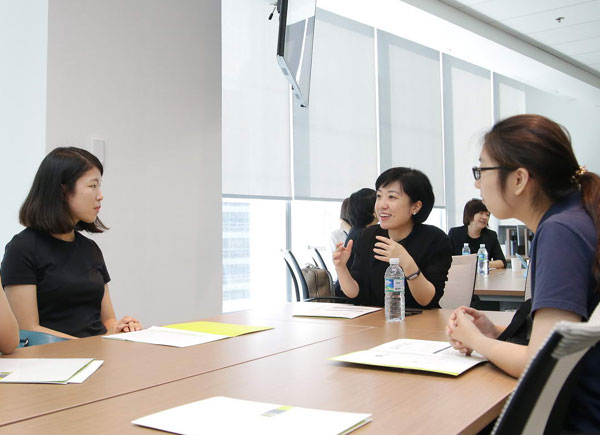 이수아(가운데) LG전자 차장이 에코포스팀원들을 멘토링 하는 모습