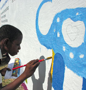직접 벽화를 그리고 있는 남벨레케 탈라초등학생들.