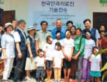 지난 3월 23일, 캄보디아 씨엠립 주 앙코르 어린이병원에서 하트하트재단이 (주)구리청과와 함께 코이카 CSR 프로그램으로 참여한 안과 클리닉 완공식 사진.