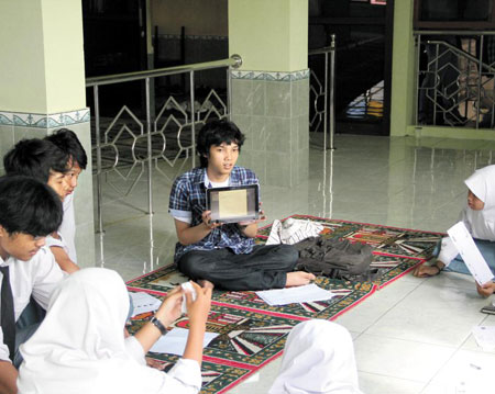 인도네시아 공신 '마하멘토' 직원이 노트북을 활용해 강의를 진행하고 있다.