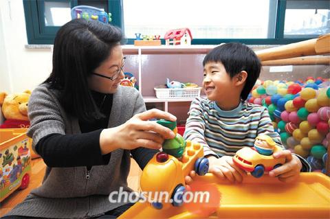 이화여대 발달장애아동센터(CCDS)에서 언어치료사가 발달지연 아동의 치료를 시연하고 있다. 사진의 아동은 환자가 아니다.