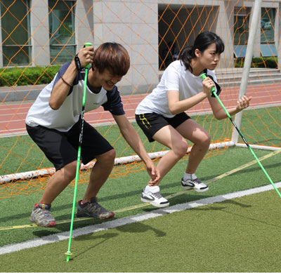 시각장애인 스키 선수 황민규(왼쪽)씨와 전담 가이드 백단비씨가 균형잡기 연습을 하고 있다.