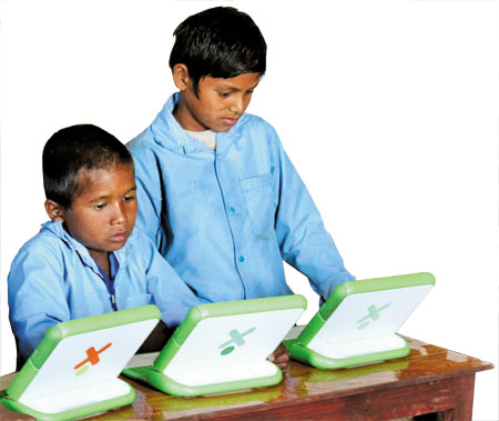 'OLPC'프로젝트에서 지원받은 노트북으로 영어 수업에 참여하고 있는 마스테소르 초등학교 학생들.