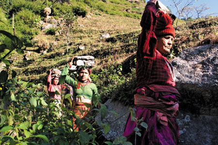 지난달 19일, 라다가다 마을 관개수로 공사현장에서 여자들은 풀을 제거하고, 돌 나르는 작업을 맡았다.
