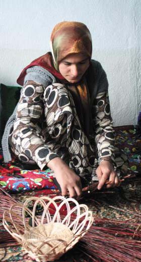 카마로브 여인이 수공예 바구니를 만드는 모습.