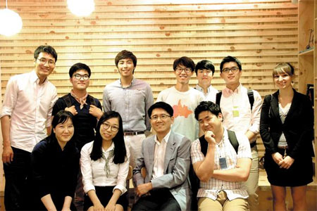 지난 7일 신요한 SK 사회공헌팀 PL(앞 줄 왼쪽에서 셋째)이 청년들과 만나 기업 사회 공헌에 대한 이야기를 나눴다.