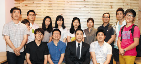 지난 19일, LG전자 CSR팀 김민석 팀장(앞 줄 왼쪽에서 셋째)이 청년들과 만나 기업 사회공헌 및 기업의 사회적 책임(CSR)에 대한 이야기를 나눴다.