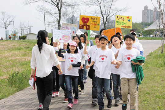 신동초등학교 5학년 아이들과 학부모가 함께하는‘잠원사랑’이‘2012 세계청소년자원봉사의 날’을 맞아, 지난 4월 29일 한강 잠원지구 에서 학교폭력예방 캠페인을 진행했다.