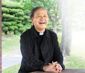 지난 11일 오전, 대구가톨릭대 교정에서 만난 정홍규 신부. 그는 인터뷰 내내 “종교가 있는 곳엔 지역사회가 풍요로워 져야 한다”고 강조했다.