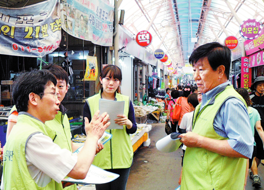 미소금융중앙재단의 희망봉사단원들이 전통시장 현장을 돌아보고 있다. /미소금융중앙재단 제공