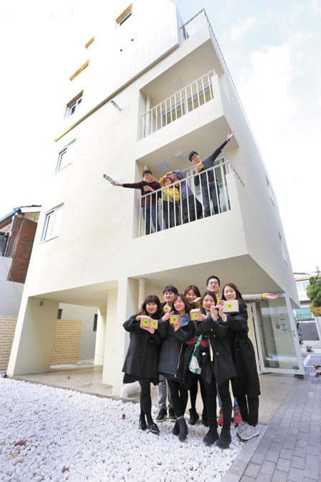 서울시 서대문구 남가좌동 330-28번지에 신축한 민달팽이 집 2호에서 입주자들이 단체 사진을 촬영했다. /민달팽이 주택협동조합 제공