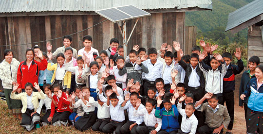 싸이싸나 중학교의 학생들은 태양광 발전설비 덕분에 저녁에도 공부를 할 수 있다. 태양광 발전이 지역의 희망이 되고 있다.