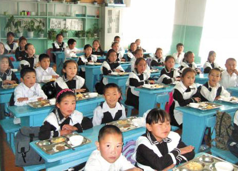 사단법인 위드가 시범 급식사업을 실시하고 있는 몽골 아르항가이 지방도시학교의 점심 시간 모습. /사단법인 위드 제공