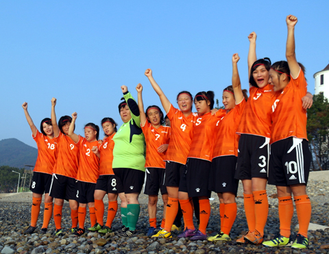 여성 지적장애인으로 구성된 축구단. '의령꽃미녀FC' /사랑의 집 제공