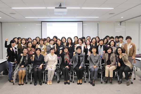 ‘2015 여대생커리어페어’에서는 국내외 기업의 현직 여성리더 80인이 함께하는 일대일 멘토링 외에도 명사 13인이 참여하는 릴레이 강연 등 다양한 프로그램에 참여할 수 있다. 사진은 페어 주최사인 ㈔위민인이노베이션이 지난 3월 발족한 여성 리더 커뮤니티 ‘윈 넥스트(WIN NEXT)’ 회원 사진. /㈔위민인이노베이션 제공