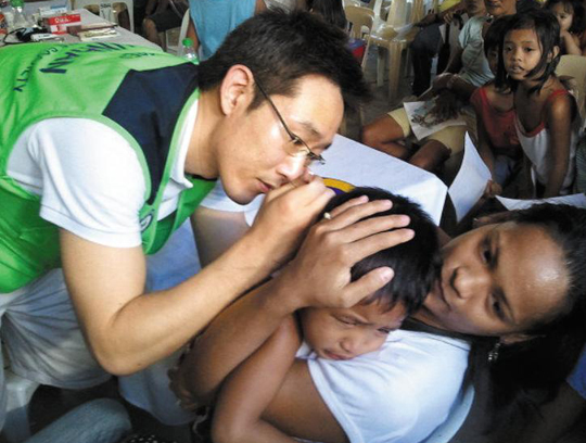 필리핀에서 아픈 아동을 치료하고 있는 선한봉사센터 의사들의 모습. /선한봉사센터·서울대학교병원 보건의료사업단 제공