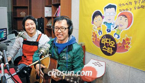 상인회 이충환(오른쪽) 회장과 김승일 총무가 라디오 방송을 준비하고 있는 모습.