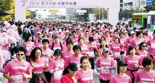 2012년 ‘핑크리본 사랑마라톤’ 대회 현장. /아모레퍼시픽 제공