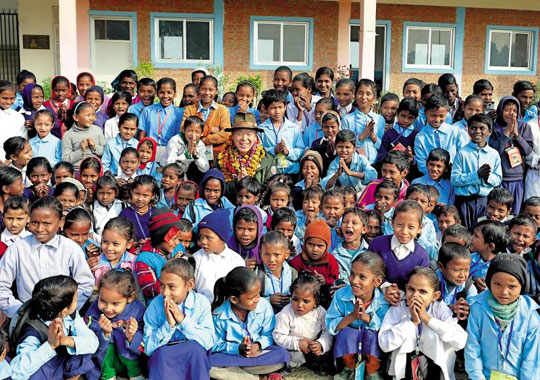 지난해 3월 네팔 산티푸르 지역에 완공된 ‘6차 산티푸르 휴먼스쿨’에서 학생들과 함께하고 있는 엄홍길 대장. 엄 대장은 “히말라야에서 살아남은 자의 의무를 다하기 위해 앞으로도 네팔 아이들의 꿈을 위해 노력할 것”이라고 했다. /엄홍길휴먼재단 제공