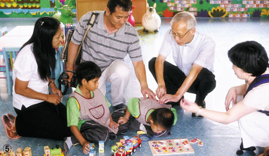 ⑤ 지난 2011년 태국을 방문한 엔젤스헤이븐 관계자들이 재활치료의 기술을 설명하고 있다. /엔젤스헤이븐 제공