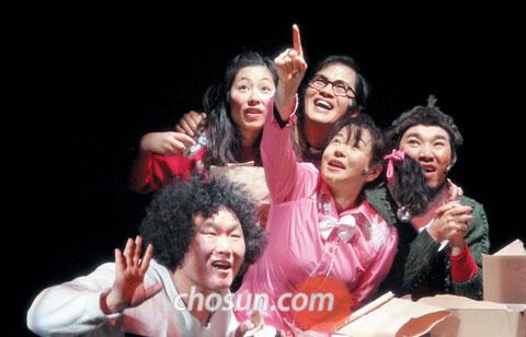 고(故) 김수환 추기경의 삶을 그린 연극 ‘바보 추기경’은 오는 5월 30일 까지 가톨릭 청년회관 CY씨어터에서 만날 수 있다. 연극 관람 후 티켓을 모금함에 기부하면 티켓가격의 10%가 (재)바보의나눔에 기부도 된다.