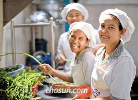프놈펜에 위치한‘하갈 케이터링’에서 요리사로, 바리스타로 새로운 인생을 시작하고 있는 사람들.