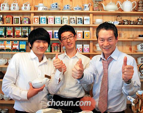 박정동(오른쪽) 대표가“티아트를 찾는 사람들에게 언제나 용기와 희망을 전하고 싶다”며 직원들과 함께 격려의 포즈를 취했다.