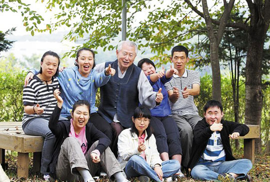 김성수 주교가 지적장애인 직업재활시설 '우리마을' 식구들과 함께 포즈를 취했다. /우리마을 제공