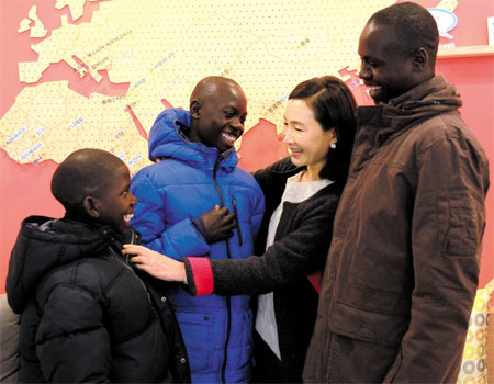 2013년 10월 아프리카 우간다에서 한국을 방문한 윌슨 3형제를 만나고 있는 정애리 친선대사의 모습 /월드비전 제공