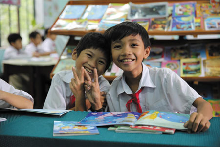 지난 2일, 베트남 호아방 지역 호아푸(Hoa Phu) 초등학교에서 만난 아이들. 2000년부터 후원이 시작된 호아방 사업장은 3년간의 전환기를 거쳐 2016년 종결된다. 현장에서 만난 이들은 하나같이“지난 15년간, 지역이 살 만해졌다”며 자랑스러워했다. /월드비전 제공