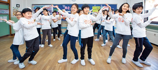 월드비전·EBS의 학교폭력 예방 캠페인 ‘교실에서 찾은 희망’은 아이들이 함께 춤을 추며 협동심과 성취감을 느낄 수 있게 했다. 사진은 목동 서정초등학교 6학년 5반 학생들이 플래시몹 안무를 연습하는 모습. /월드비전 제공