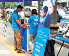 유엔난민기구(UNHCR)가 거리모금 캠페인을 진행하는 모습. /유엔난민기구(UNHCR) 제공