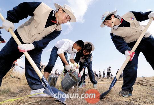 대한한공은 환경 사회공헌의 일환으로 지난 2006년 ㈔미래숲이 주최하는 쿠부치 사막 식림행사에 참가하였다. /이태경 기자