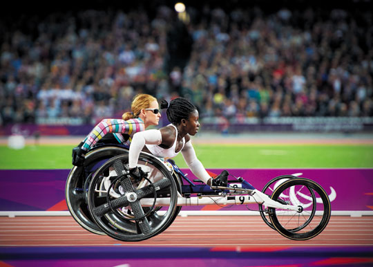 ‘2012런던 패럴림픽’에 참가한 선수들은 비장애인 스포츠 못지 않은 박진감과 화려함을 선사하며 경기장을 가득 메운 관중들의 열렬한 환호를 받았다. 사진은 휠체어육상의 여자선수들이 역주하는 모습. /조세현 작가 제공