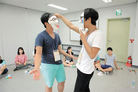 두산 시간여행자 캠프에 참여한 학생들이 탈을 활용해 연극놀이를 진행하고 있다. /㈜두산 제공