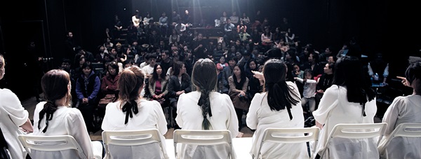 지난 연말 서울 시민청에서 열린 토론 연극 ‘미모되니까’에서는 미혼모 7인이 직접 무대에 올라 자신의 스토리를 관객들에게 들려줬다. 공연 후 설문조사에서 관객들의 96% 이상이 그녀들의 이야기를 듣고 미혼모에 대한 인식이 개선됐다고 답했다. /㈜명랑캠페인 제공