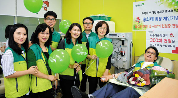 송화태 회장은 37년 째 매 달 헌혈을 하고 있다. 본인뿐만 아니라 회사 동료, 초록우산어린이재단 직원들도 독려해 함께 헌혈 활동을 펼치고 있다. /초록우산어린이재단 광주지역본부 제공