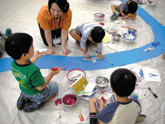 일본의 비영리법인 ‘칸바스’에서 창의교육을 실시하는 모습. 이 워크숍에서 어린이들은 조형·디자인·영상·언어 등 다양한 주제를 자유롭게 상상하고 표현한다. /칸바스 제공