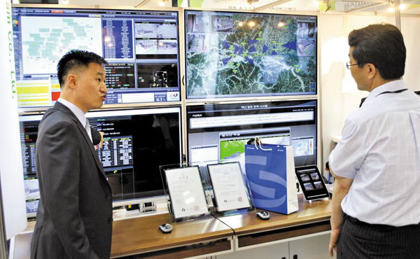포드림 김원국 대표가 ‘2013 기후변화 방재산업전’에서 목조문화재 통합 재난 관리 시스템을 소개하는 모습. /포드림 제공
